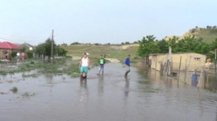 Primăria Peştera repară drumurile distruse la inundaţii cu bani de la bugetul local